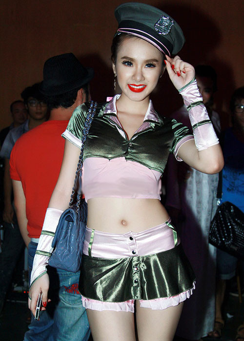 Angela Phương Trinh bị chỉ trích rất nhiều với trang phục khi biểu diễn ca nhạc. Angela Phương Trinh bị chỉ trích rất nhiều với trang phục khi biểu diễn ca nhạc.