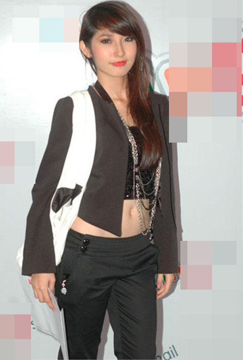 Khổng Tú Quỳnh pha trộn chưa mấy thành công. Khổng Tú Quỳnh pha trộn chưa mấy thành công.