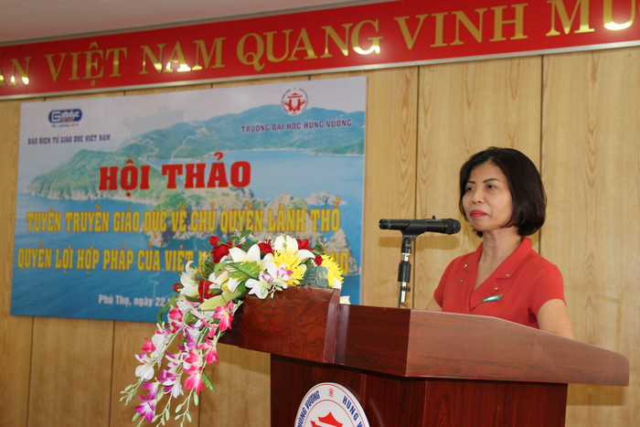 Tiến sĩ Phan Thị Tình, Phó Hiệu trưởng Trường Đại học Hùng Vương cho rằng, kiến thức diễn giả chia sẻ, phân tích giúp thầy và trò Đại học Hùng Vương hiểu một cách hệ thống, khoa học về Chủ quyền lãnh thổ, quyền và lợi ích hợp pháp của quốc gia trên Biển Đông. Ảnh: Vũ Phương. Tiến sĩ Phan Thị Tình, Phó Hiệu trưởng Trường Đại học Hùng Vương cho rằng, kiến thức diễn giả chia sẻ, phân tích giúp thầy và trò Đại học Hùng Vương hiểu một cách hệ thống, khoa học về Chủ quyền lãnh thổ, quyền và lợi ích hợp pháp của quốc gia trên Biển Đông. Ảnh: Vũ Phương.