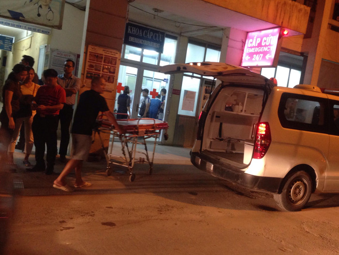 Người nhà nạn nhân, đại diện trường, cơ quan chức năng có mặt tại khoa cấp cứu bệnh viện E để làm rõ nguyên nhân cái chết của cháu bé được cho là bị bỏ quên trên xe ô tô đón học sinh của trường. Ảnh: Công Tiến. Người nhà nạn nhân, đại diện trường, cơ quan chức năng có mặt tại khoa cấp cứu bệnh viện E để làm rõ nguyên nhân cái chết của cháu bé được cho là bị bỏ quên trên xe ô tô đón học sinh của trường. Ảnh: Công Tiến.