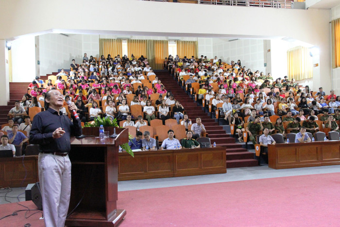 Cả hội trường 14/8 Trường Đại học Sư phạm Hà Nội 2 lắng nghe những thông tin rất bổ ích của Tiến sĩ Trần Công Trục. Cả hội trường 14/8 Trường Đại học Sư phạm Hà Nội 2 lắng nghe những thông tin rất bổ ích của Tiến sĩ Trần Công Trục.