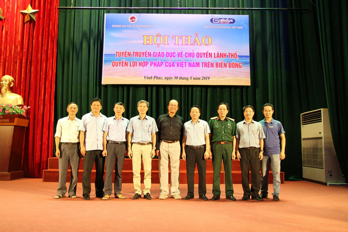 Cán bộ, giảng viên Trường Đại học Sư phạm Hà Nội 2 chụp ảnh kỷ niệm với diễn giả Tiến sĩ Trần Công Trục. Ảnh: Vũ Phương. Cán bộ, giảng viên Trường Đại học Sư phạm Hà Nội 2 chụp ảnh kỷ niệm với diễn giả Tiến sĩ Trần Công Trục. Ảnh: Vũ Phương.