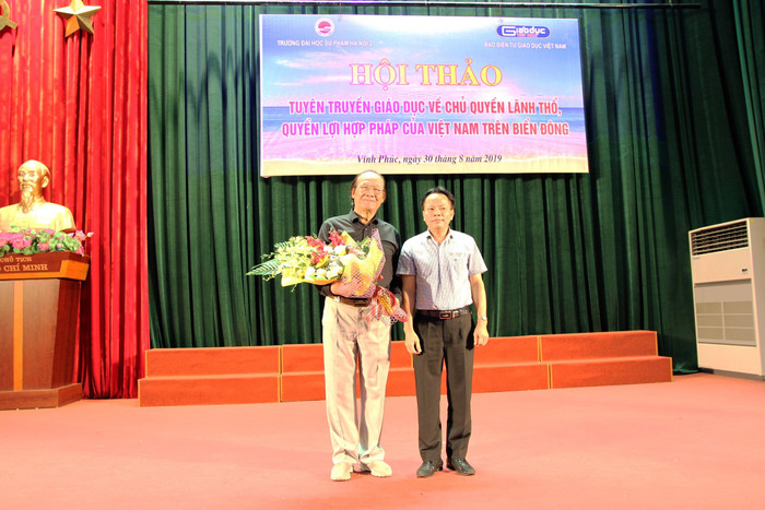 Lãnh đạo Trường Đại học Sư phạm Hà Nội 2 tặng hoa cảm ơn diễn giả Trần Công Trục. Ảnh: Vũ Phương. Lãnh đạo Trường Đại học Sư phạm Hà Nội 2 tặng hoa cảm ơn diễn giả Trần Công Trục. Ảnh: Vũ Phương.