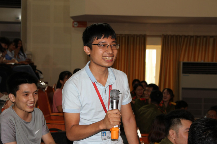 Em Nguyễn Văn Hiếu, K42, Ngành sư phạm Lịch sử thỏa mãn với câu trả lời của diễn giả Trần Công Trục về vấn đề làm sao để không bị bẫy pháp lý. Ảnh: Vũ Phương. Em Nguyễn Văn Hiếu, K42, Ngành sư phạm Lịch sử thỏa mãn với câu trả lời của diễn giả Trần Công Trục về vấn đề làm sao để không bị bẫy pháp lý. Ảnh: Vũ Phương.