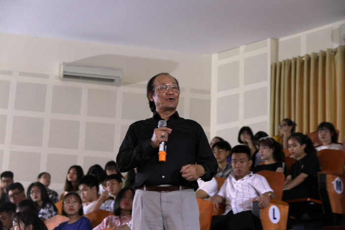 Tiến sĩ Trần Công Trục đến tận nơi các em sinh viên giao lưu, trả lời câu hỏi các em thắc mắc, đặt ra trước vấn đề nóng trên Biển Đông. Ảnh: Vũ Phương. Tiến sĩ Trần Công Trục đến tận nơi các em sinh viên giao lưu, trả lời câu hỏi các em thắc mắc, đặt ra trước vấn đề nóng trên Biển Đông. Ảnh: Vũ Phương.