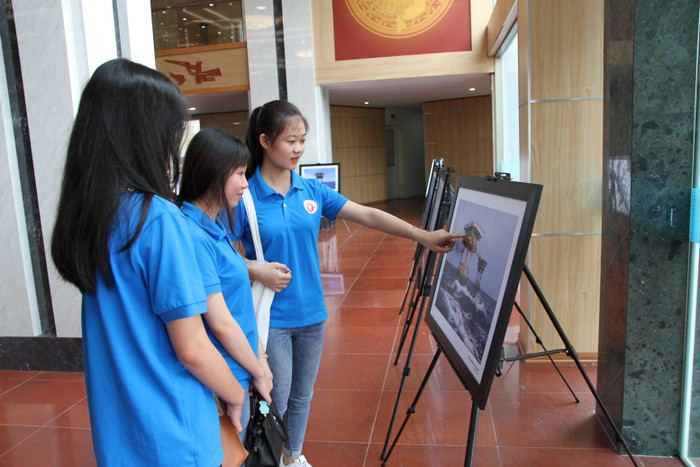 Triển lãm ảnh “Cuộc sống nơi đầu sóng” nhận được sự quan tâm đặc biệt từ các bạn trẻ. Ảnh: Vũ Phương.