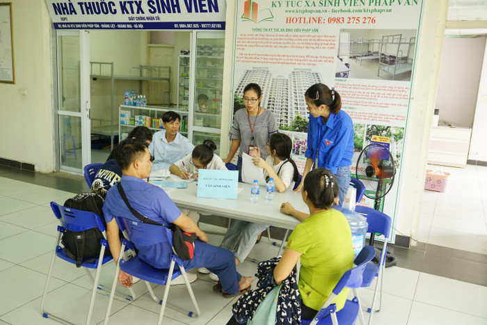 Những thắc mắc của phụ huynh đưa con đến đăng ký ở Ký túc xá Pháp Vân - Tứ Hiệp được đội ngũ nhân viên, tình nguyện viên chia sẻ, cung cấp thông tin rất chi tiết. Những thắc mắc của phụ huynh đưa con đến đăng ký ở Ký túc xá Pháp Vân - Tứ Hiệp được đội ngũ nhân viên, tình nguyện viên chia sẻ, cung cấp thông tin rất chi tiết.