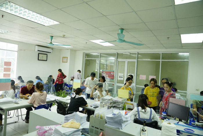 Không khí trong phòng đăng ký ở ký túc xá của các bạn sinh viên năm đầu rất tấp nập, nhộn nhịp. Không khí trong phòng đăng ký ở ký túc xá của các bạn sinh viên năm đầu rất tấp nập, nhộn nhịp.