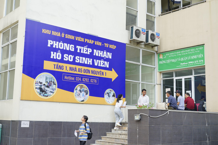 Ngoài đội ngũ tình nguyện viên tận tình giúp đỡ, nhiều biển bảng hướng dẫn để phụ huynh, sinh viên làm thủ tục đăng ký ở trọ nhanh và thuận tiện nhất. Ngoài đội ngũ tình nguyện viên tận tình giúp đỡ, nhiều biển bảng hướng dẫn để phụ huynh, sinh viên làm thủ tục đăng ký ở trọ nhanh và thuận tiện nhất.
