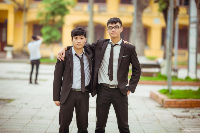 Trong lớp Vũ Quốc Phong (bên phải) làm lớp trưởng được bạn bè nể vì thành thích học tập xuất sắc, biết gắn kết, tạo động lực để các thành viên trong lớp vươn lên trong học tập. Ảnh: NVCC.