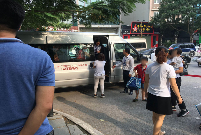 Trước khi xảy ra vụ việc đáng tiếc, quy trình đưa đón của trường mang tên quốc tế Gateway có nhiều vấn đề, trường thuê xe, còn đơn vị có xe lại thuê người đưa đón học sinh. Ảnh: Vũ Phương. Trước khi xảy ra vụ việc đáng tiếc, quy trình đưa đón của trường mang tên quốc tế Gateway có nhiều vấn đề, trường thuê xe, còn đơn vị có xe lại thuê người đưa đón học sinh. Ảnh: Vũ Phương.