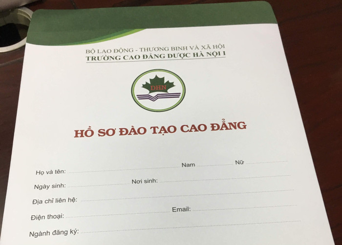 Hồ sơ, thông báo trúng tuyển gửi đến thí sinh vẫn ghi Trường Cao đẳng Dược Hà Nội 1. Ảnh: Vũ Phương.