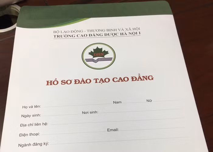 Hồ sơ, thông báo trúng tuyển gửi đến thí sinh vẫn ghi Trường Cao đẳng Dược Hà Nội 1. Ảnh: Vũ Phương.