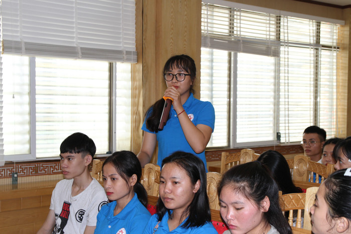 Sinh viên Trần Thị Mỹ Huyền đặt câu hỏi về hành vi vi phạm của Trung Quốc trên Biển Đông. Ảnh: Vũ Phương. Sinh viên Trần Thị Mỹ Huyền đặt câu hỏi về hành vi vi phạm của Trung Quốc trên Biển Đông. Ảnh: Vũ Phương.