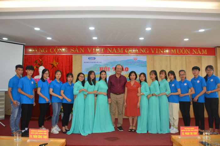 Tiến sĩ Trần Công Trục chụp ảnh lưu niệm cùng thầy trò Trường Đại học Hùng Vương, ảnh: Vũ Phương. Tiến sĩ Trần Công Trục chụp ảnh lưu niệm cùng thầy trò Trường Đại học Hùng Vương, ảnh: Vũ Phương.