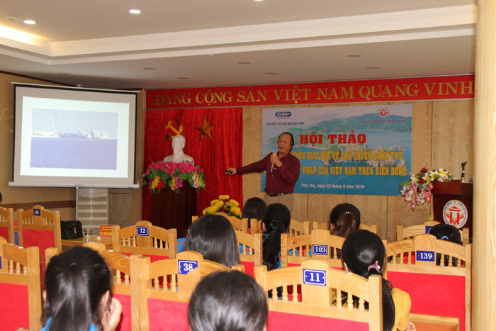 Những hình ảnh trực quan, sinh động cùng cách diễn thuyết hấp dẫn giúp thầy và trò Đại học Hùng Vương hiểu một cách hệ thống, khoa học về Chủ quyền lãnh thổ, quyền và lợi ích hợp pháp của quốc gia trên Biển Đông. Ảnh: Vũ Phương. Những hình ảnh trực quan, sinh động cùng cách diễn thuyết hấp dẫn giúp thầy và trò Đại học Hùng Vương hiểu một cách hệ thống, khoa học về Chủ quyền lãnh thổ, quyền và lợi ích hợp pháp của quốc gia trên Biển Đông. Ảnh: Vũ Phương.