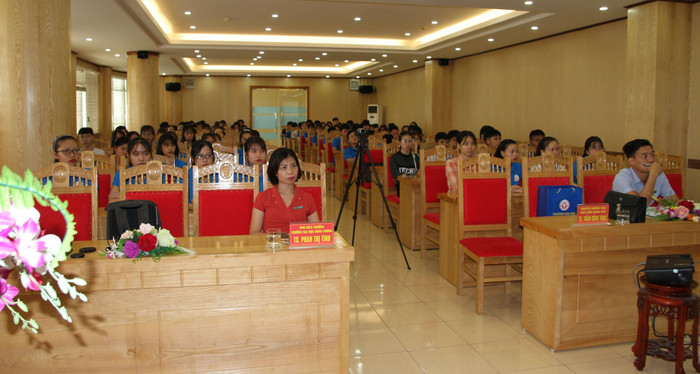 Hội trường Đại học Hùng Vương chật kín cán bộ, giảng viên, sinh viên Trường Đại học Hùng Vương tham dự buổi hội thảo. Ảnh: Vũ Phương. Hội trường Đại học Hùng Vương chật kín cán bộ, giảng viên, sinh viên Trường Đại học Hùng Vương tham dự buổi hội thảo. Ảnh: Vũ Phương.