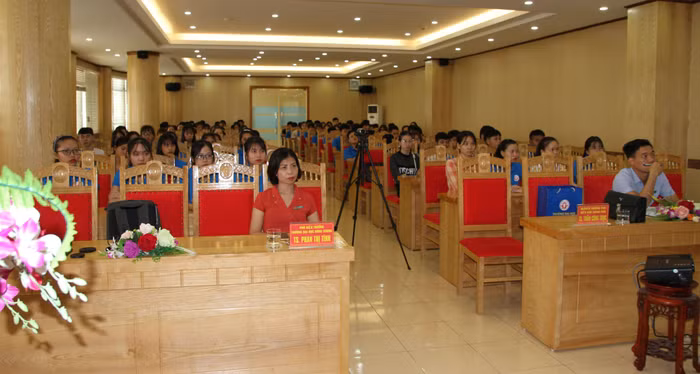Hội trường Đại học Hùng Vương chật kín cán bộ, giảng viên, sinh viên Trường Đại học Hùng Vương tham dự buổi hội thảo. Ảnh: Vũ Phương.