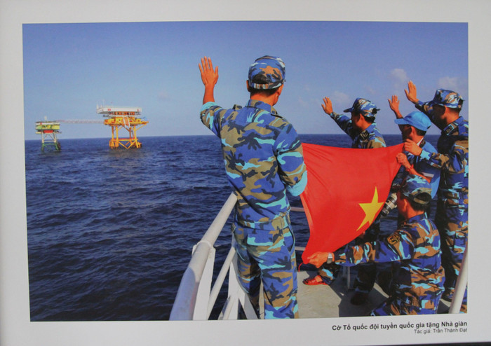 Tác phẩm: Cờ Tổ quốc đội tuyển quốc gia tặng nhà gian. Tác giả: Trần Thành Đạt.