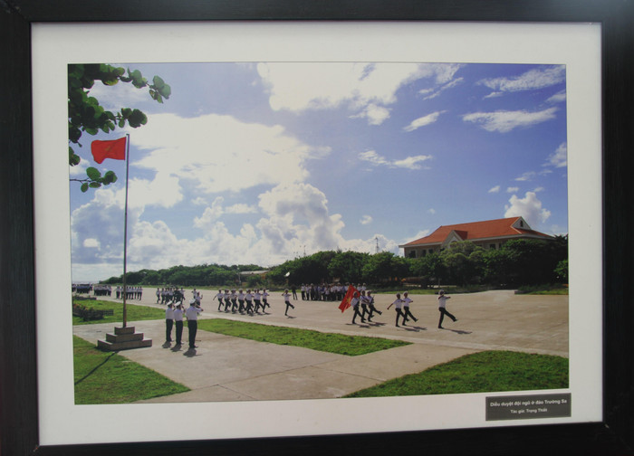 Tác phẩm: Diễu duyệt đội ngũ ở đảo Trường Sa. Tác giả: Trọng Thiết.