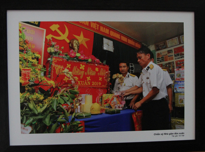 Tác phẩm: Chiến sĩ Nhà giàn đón xuân. Tác giả: Võ Việt.