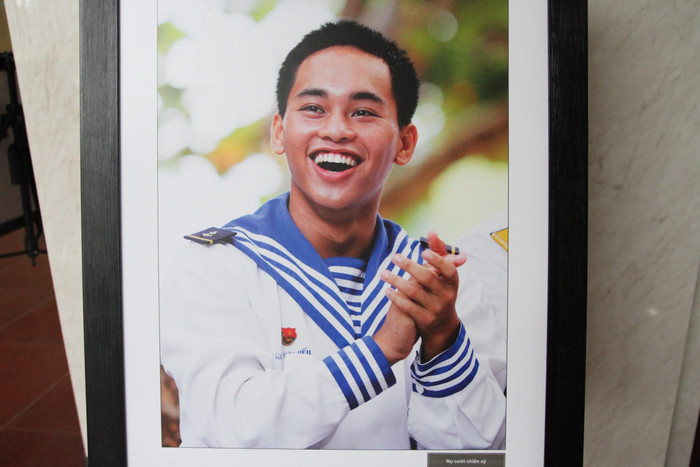 Tác phẩm: Nụ cười chiến sĩ. Tác giả: Trần Thành.