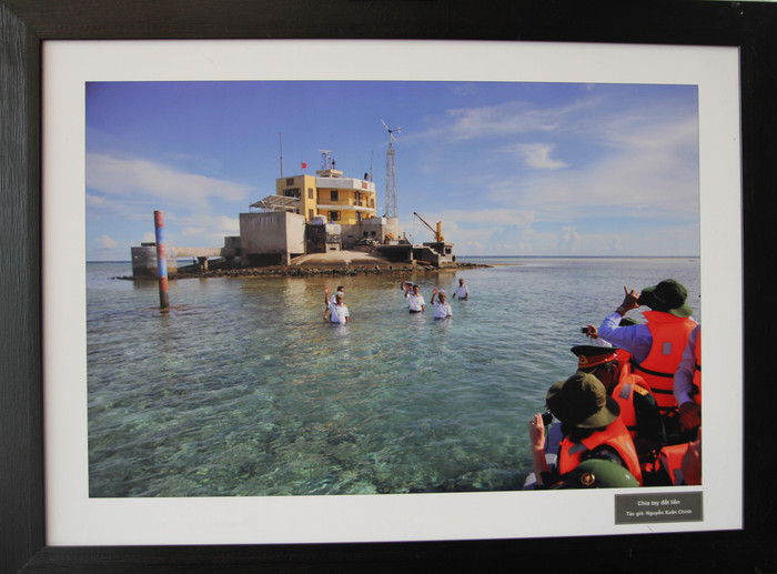 Tác phẩm: Chia tay đất liền. Tác giả Nguyễn Xuân Chính.