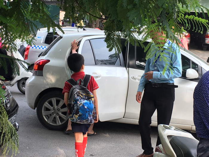 Nhiều phụ huynh tự đưa đón con đến trường sau sự cố đáng trách của nhà trường để quên học sinh trên xe dẫn đến tử vong. Nhiều phụ huynh tự đưa đón con đến trường sau sự cố đáng trách của nhà trường để quên học sinh trên xe dẫn đến tử vong.