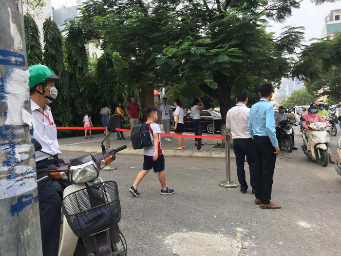 Khoảng 10 nhân viên trường Gateway túc trực từ gần 7h đến hơn 8h tại cổng trường, đón và kiểm đếm học sinh. Khoảng 10 nhân viên trường Gateway túc trực từ gần 7h đến hơn 8h tại cổng trường, đón và kiểm đếm học sinh.