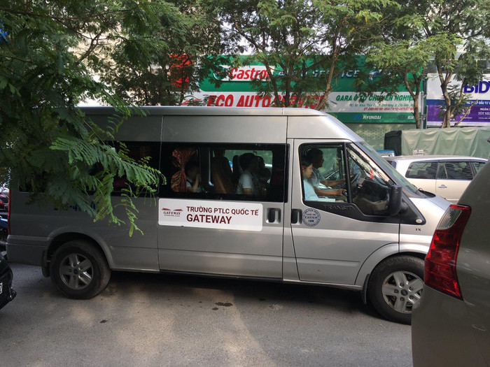 Xe chở học sinh của Trường Gateway. Xe chở học sinh của Trường Gateway.