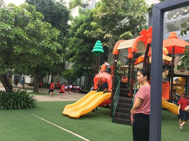 Sau sự việc cháu bé lớp 1 tử vong do bị bỏ quên trên xe đưa đón học sinh, Trường phổ thông liên cấp Gateway vẫn hoạt động dạy học bình thường khiến không ít phụ huynh cho rằng, phải tạm đình chỉ trường này để đảm bảo an toàn cho học sinh. Ảnh: Vũ Phương. Sau sự việc cháu bé lớp 1 tử vong do bị bỏ quên trên xe đưa đón học sinh, Trường phổ thông liên cấp Gateway vẫn hoạt động dạy học bình thường khiến không ít phụ huynh cho rằng, phải tạm đình chỉ trường này để đảm bảo an toàn cho học sinh. Ảnh: Vũ Phương.