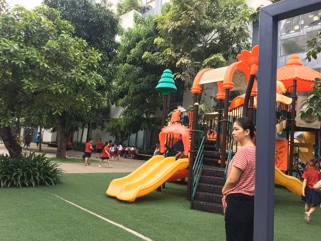 Sau sự việc cháu bé lớp 1 tử vong do bị bỏ quên trên xe đưa đón học sinh, Trường phổ thông liên cấp Gateway vẫn hoạt động dạy học bình thường khiến không ít phụ huynh cho rằng, phải tạm đình chỉ trường này để đảm bảo an toàn cho học sinh. Ảnh: Vũ Phương.