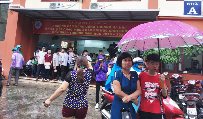 Rất đông phụ huynh học sinh đưa con em vừa tốt nghiệp trung học cơ sở đến nhập học tại Trường cao đẳng Công Thương Hà Nội. Ảnh: Vũ Phương. Rất đông phụ huynh học sinh đưa con em vừa tốt nghiệp trung học cơ sở đến nhập học tại Trường cao đẳng Công Thương Hà Nội. Ảnh: Vũ Phương.