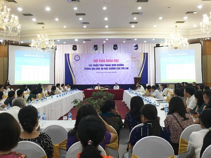 Nhiều chuyên gia, nhà khoa học tham dự Hội thảo cho rằng, dinh dưỡng hợp lý rất quan trọng đối với sự tăng trưởng và kiểm soát sức khỏe, bệnh tật của trẻ, đặc biệt bữa ăn học đường hiện nay còn nhiều hạn chế. Ảnh: Vũ Phương. Nhiều chuyên gia, nhà khoa học tham dự Hội thảo cho rằng, dinh dưỡng hợp lý rất quan trọng đối với sự tăng trưởng và kiểm soát sức khỏe, bệnh tật của trẻ, đặc biệt bữa ăn học đường hiện nay còn nhiều hạn chế. Ảnh: Vũ Phương.