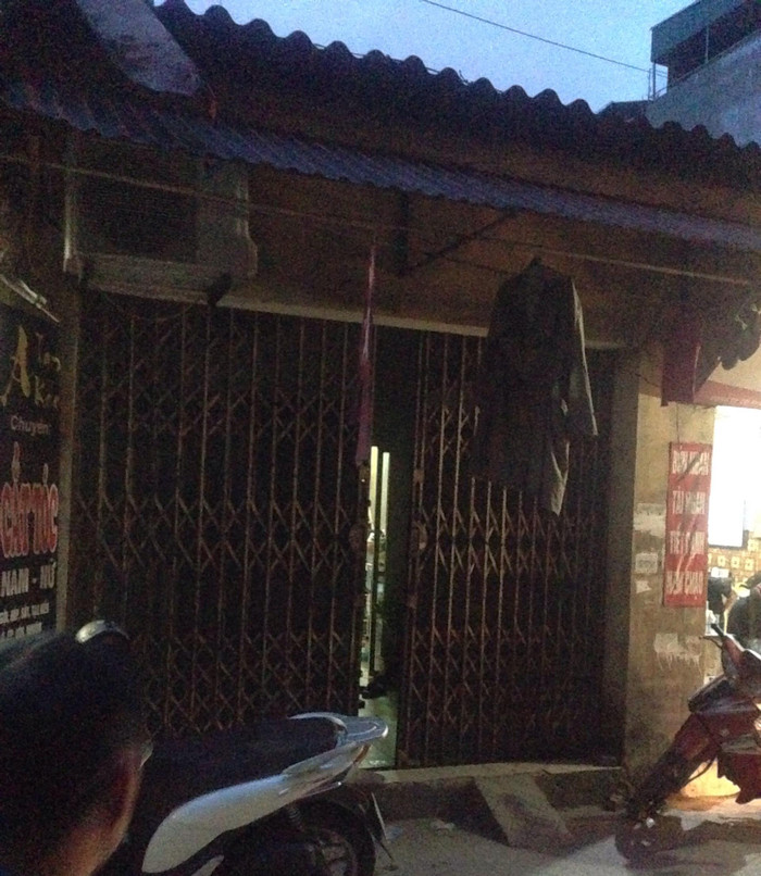 Chồng bà Quy cho biết, bà Quy mới nhận đưa đón trẻ trường Gateway nên không biết nhà ông Phiến ở đâu. (Ảnh: Công Tiến chụp nhà bà Quy). Chồng bà Quy cho biết, bà Quy mới nhận đưa đón trẻ trường Gateway nên không biết nhà ông Phiến ở đâu. (Ảnh: Công Tiến chụp nhà bà Quy).