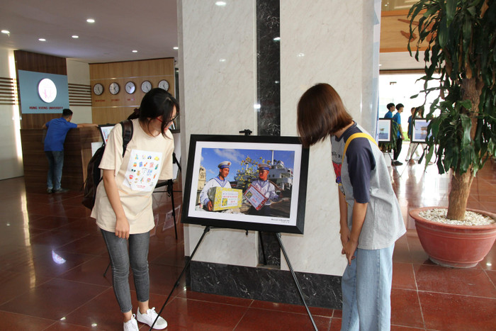 Những hình ảnh người lính đảo luôn nằm trong tim nhiều nữ sinh, hình ảnh các anh thật đẹp, dũng cảm, cảm ơn các anh đã ngày đêm canh giữ, bảo vệ chủ quyền lãnh thổ, biên giới quốc gia. Ảnh: Vũ Phương.