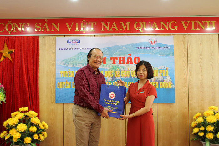 Diễn giả Trần Công Trục nhận quà lưu niệm từ lãnh đạo Trường Đại học Hùng Vương. Diễn giả Trần Công Trục nhận quà lưu niệm từ lãnh đạo Trường Đại học Hùng Vương.