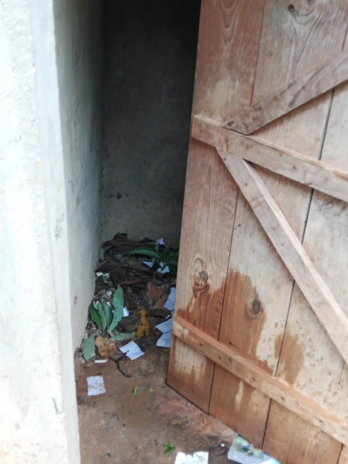 Nhà vệ sinh xập xệ, hôi thối rất cực khổ cho các em (Ảnh:Đ.B.T)