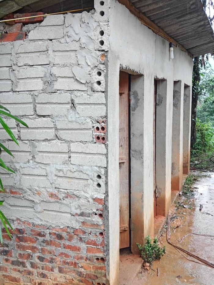 Nhà vệ sinh của trường xây dựng trên một quả đồi, học sinh đi lại rất khó khăn (Ảnh:B.T)