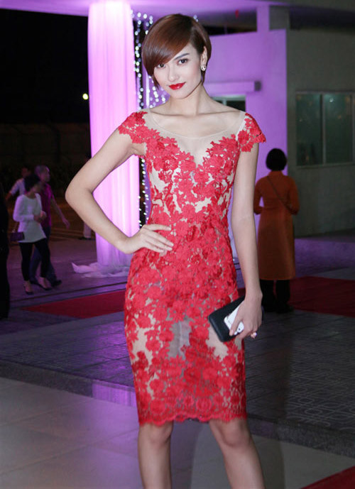 Bộ cánh ren mỏng đến mức thấy được cả quần chip màu tím bên trong. Bộ cánh ren mỏng đến mức thấy được cả quần chip màu tím bên trong.