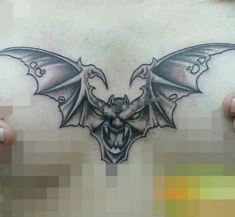 Hình xăm quái dị dưới thắt lưng