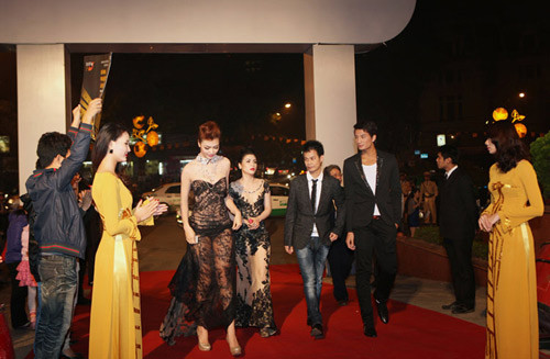 Bộ váy khiến Hồng Quế dính nhiều chỉ trích từ dư luận vì độ bạo gan của mình. Nhưng mới đây, NTK Hoàng Hải đã lên tiếng minh oan cho Hồng Quế, rằng bộ váy này không hở như hình ảnh mọi người thấy. Bộ váy khiến Hồng Quế dính nhiều chỉ trích từ dư luận vì độ bạo gan của mình. Nhưng mới đây, NTK Hoàng Hải đã lên tiếng minh oan cho Hồng Quế, rằng bộ váy này không hở như hình ảnh mọi người thấy.