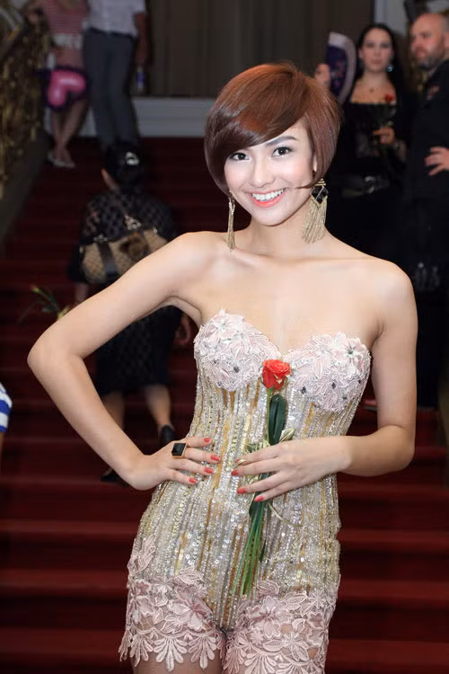 Chiếc playsuit siêu ngắn, siêu hở của cô khiến nhiều người có cảm giác cô đang mặc đồ bơi đi dự tiệc