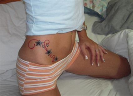 Muốn khoe được hình xăm này hoặc là diện áo hở rốn, hoặc là mặc quần cạp trễ