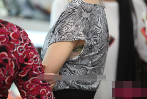 Hình xăm lấp ló sau cánh tay thiếu nữ