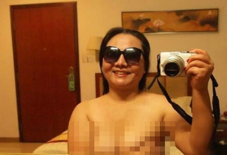 Bà cũng là một người vô cùng "thoáng" với sự hở hang của chính mình Bà cũng là một người vô cùng "thoáng" với sự hở hang của chính mình