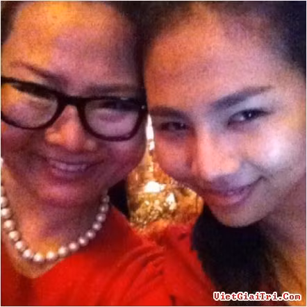 Cận cảnh dung nhan giống nhau như tạc của 2 mẹ con nhà Can Mao Mao.