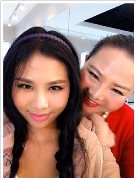 Xét về dung mạo, nếu như cô chị Can Lộ Lộ có rất ít nét giống bà mẹ"đệ nhất hở" của mình, thì cô em Can Mao Mao lại sở hữu khuôn mặt cực kỳ giống mẹ.