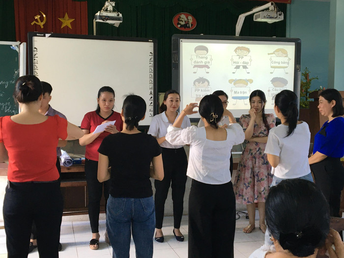 Một hoạt động trò chơi tại lớp bồi dưỡng trực tiếp giáo viên đại trà môn Lịch sử và Địa lí ở Thành phố Biên Hòa (Đồng Nai). (Ảnh: Đào Văn Khởi)