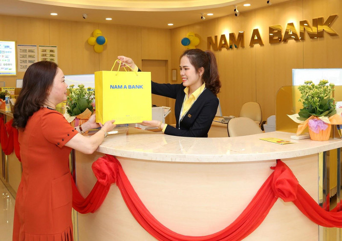 Khách hàng giao dịch tại Nam A Bank Khách hàng giao dịch tại Nam A Bank
